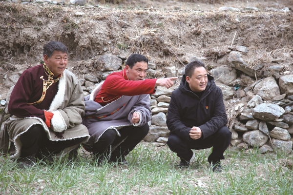 追榜样之光 挺铁纪担当