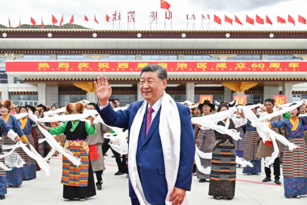 习近平率中央代表团抵达拉萨出席西藏自治区成立60周年庆祝活动