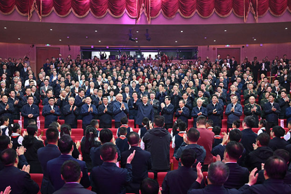 习近平观看庆祝西藏自治区成立60周年文艺晚会《雪域欢歌》 王沪宁蔡奇出席观看