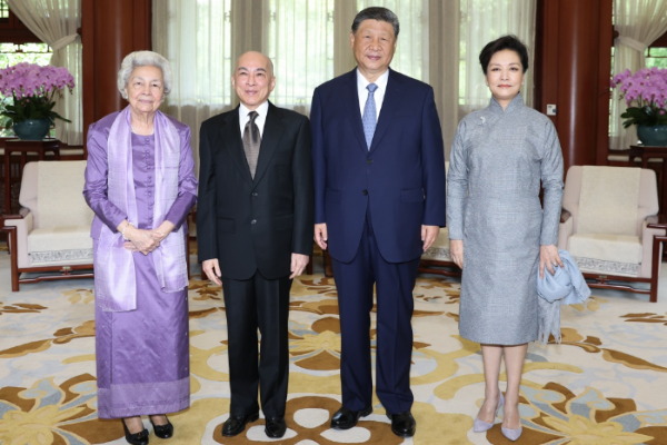 习近平夫妇会见柬埔寨国王西哈莫尼和太后莫尼列
